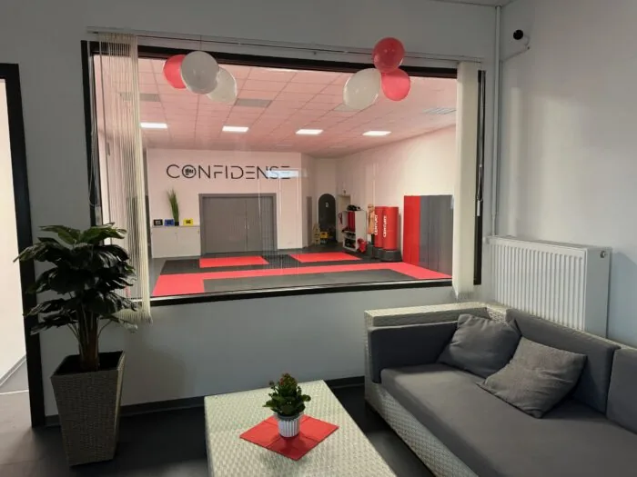 Lounge mit Blick auf die Mattenfläche